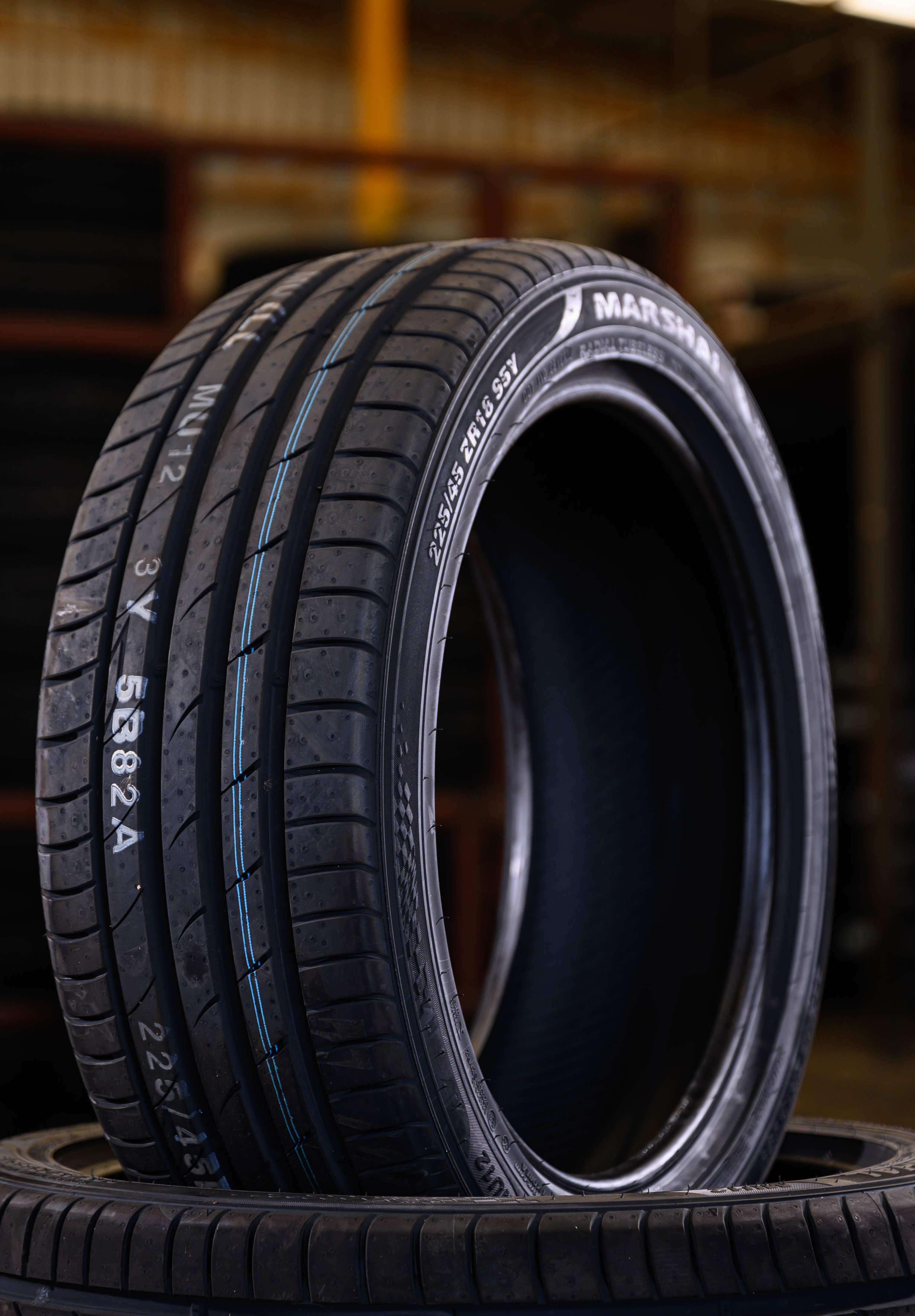 235/35R19 MU12